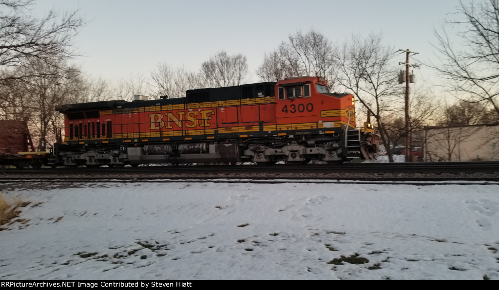 BNSF 4300 on Rail Train